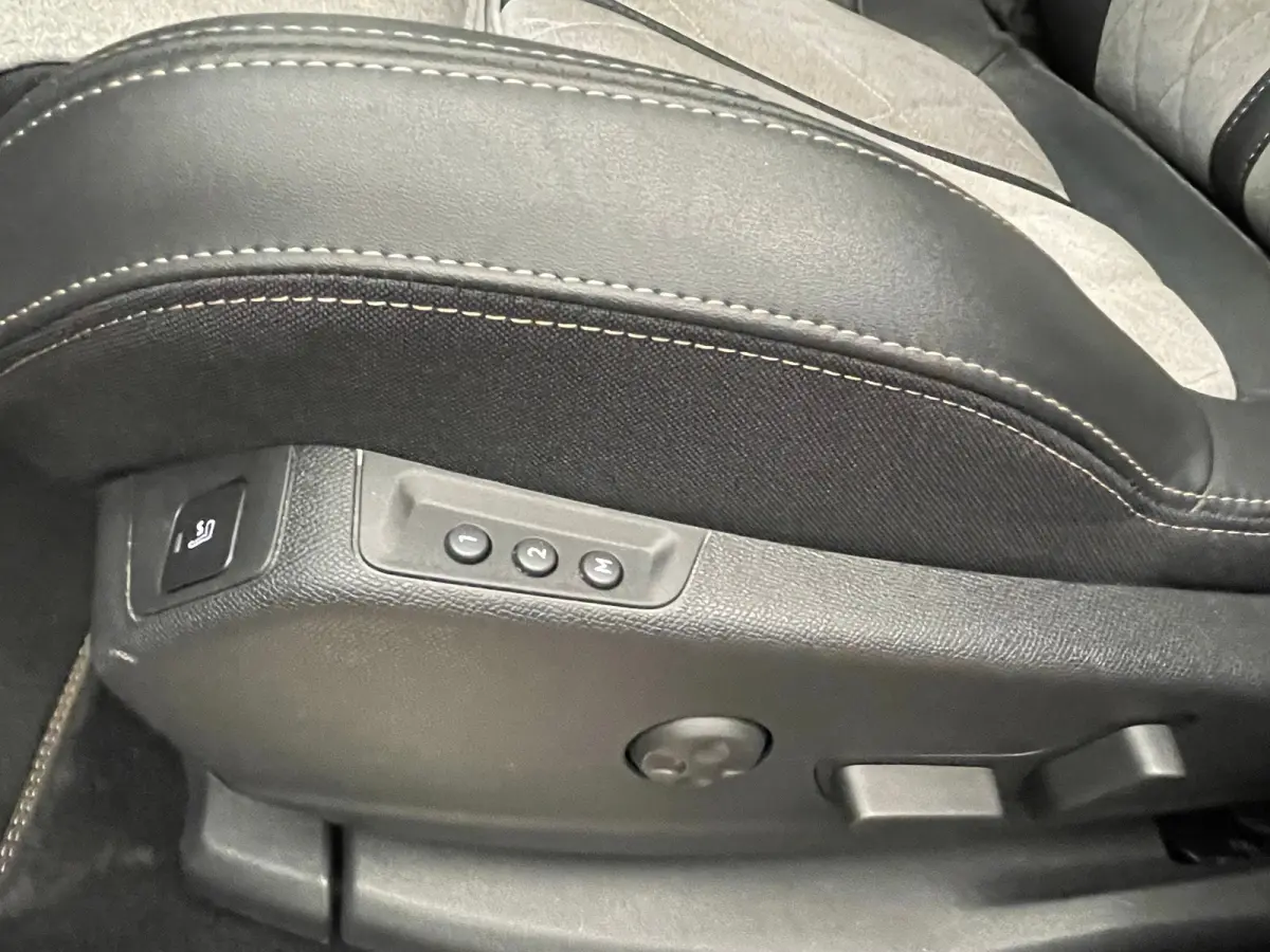 1.6 HYbrid4 300 Première Pack Panorama Dak | Elek. Stoelen met Massage | Focal | Elek. Achterklep | Camera Rondom | Stoelverwarming | Digitaal Dashboard | Achteruitrijcamera | Apple Carplay
