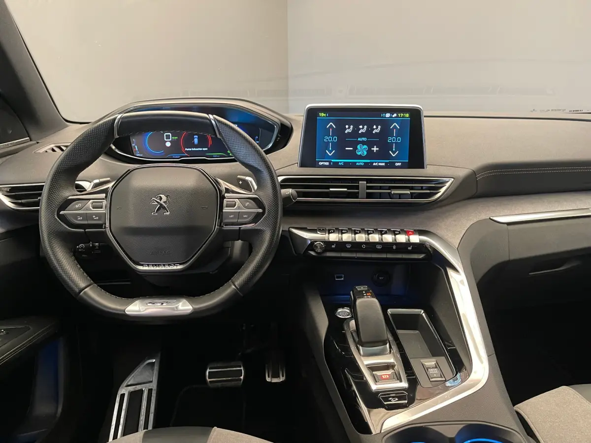 1.6 HYbrid4 300 Première Pack Panorama Dak | Elek. Stoelen met Massage | Focal | Elek. Achterklep | Camera Rondom | Stoelverwarming | Digitaal Dashboard | Achteruitrijcamera | Apple Carplay