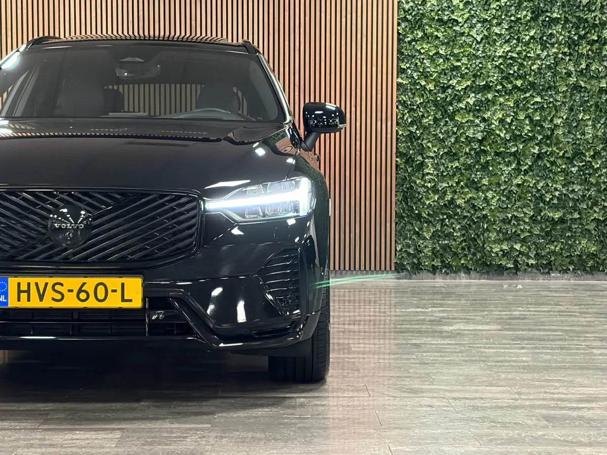 T6 AWD Recharge Ultra Black Edition | MY26 | Luchtvering | Trekhaak | 360 Camera | Head-Up Display | Harman Kardon | Adaptieve Cruise Control | Stoelverwarming voor+achter | Stuurwielverwarm