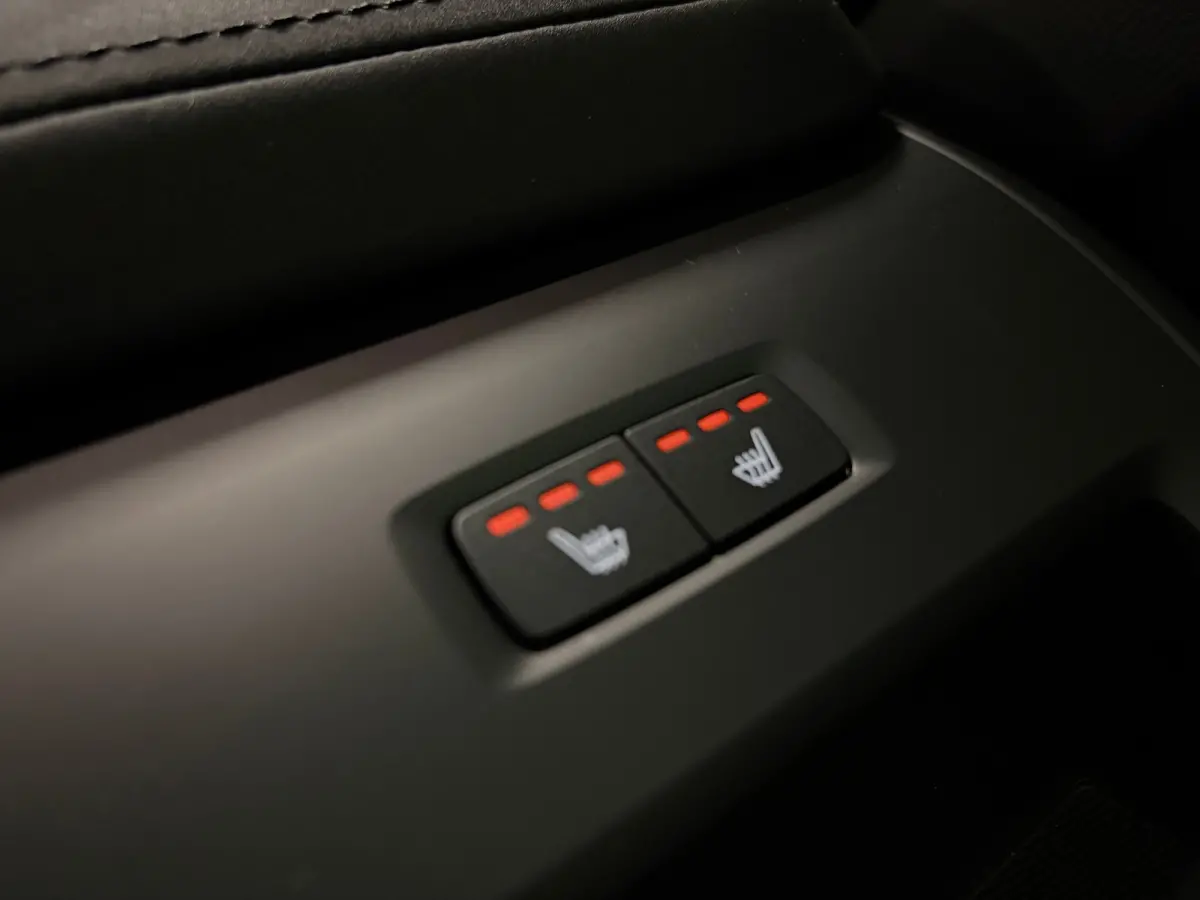T6 AWD Recharge Ultra Black Edition | MY26 | Luchtvering | Trekhaak | 360 Camera | Head-Up Display | Harman Kardon | Adaptieve Cruise Control | Stoelverwarming voor+achter | Stuurwielverwarm