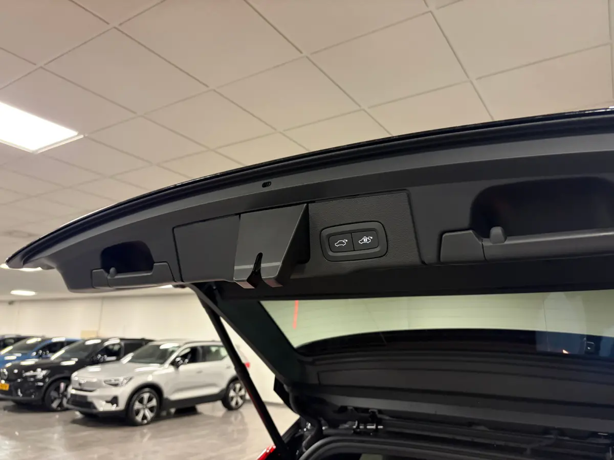 T6 AWD Recharge Ultra Black Edition | MY26 | Luchtvering | Trekhaak | 360 Camera | Head-Up Display | Harman Kardon | Adaptieve Cruise Control | Stoelverwarming voor+achter | Stuurwielverwarm