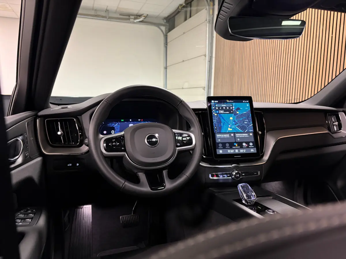 T6 AWD Recharge Ultra Black Edition | MY26 | Luchtvering | Trekhaak | 360 Camera | Head-Up Display | Harman Kardon | Adaptieve Cruise Control | Stoelverwarming voor+achter | Stuurwielverwarm