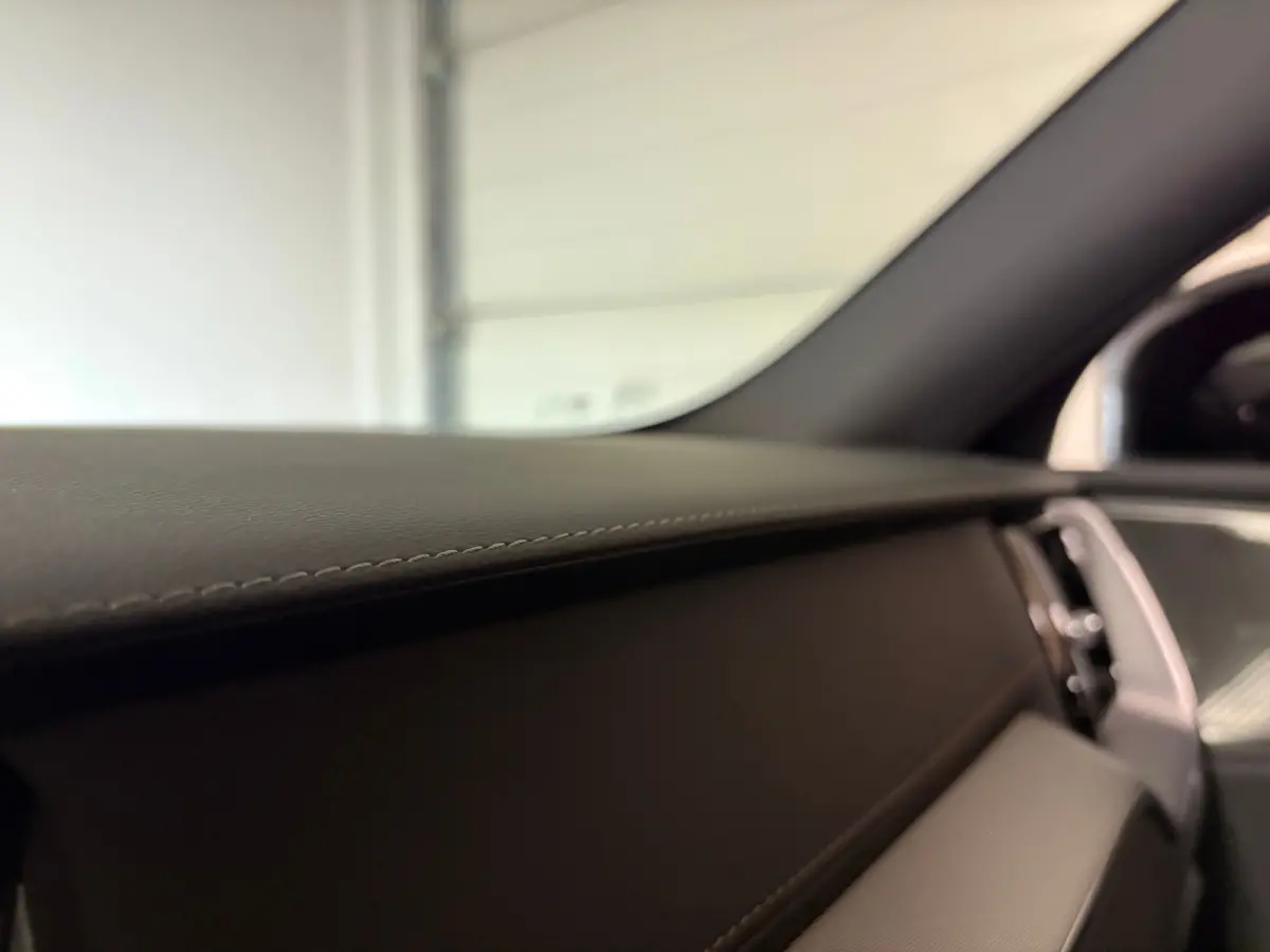 T6 AWD Recharge Ultra Black Edition | MY26 | Luchtvering | Trekhaak | 360 Camera | Head-Up Display | Harman Kardon | Adaptieve Cruise Control | Stoelverwarming voor+achter | Stuurwielverwarm