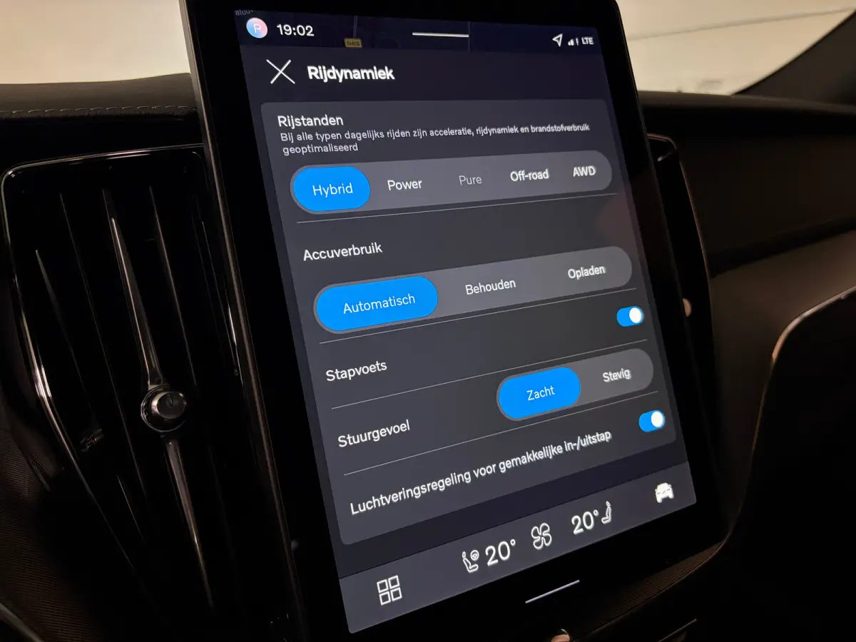 T6 AWD Recharge Ultra Black Edition | MY26 | Luchtvering | Trekhaak | 360 Camera | Head-Up Display | Harman Kardon | Adaptieve Cruise Control | Stoelverwarming voor+achter | Stuurwielverwarm