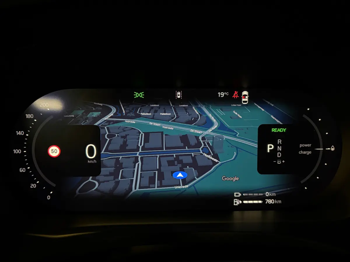 T6 AWD Recharge Ultra Black Edition | MY26 | Luchtvering | Trekhaak | 360 Camera | Head-Up Display | Harman Kardon | Adaptieve Cruise Control | Stoelverwarming voor+achter | Stuurwielverwarm