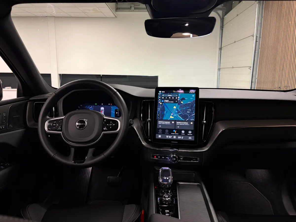 T6 AWD Recharge Ultra Black Edition | MY26 | Luchtvering | Trekhaak | 360 Camera | Head-Up Display | Harman Kardon | Adaptieve Cruise Control | Stoelverwarming voor+achter | Stuurwielverwarm