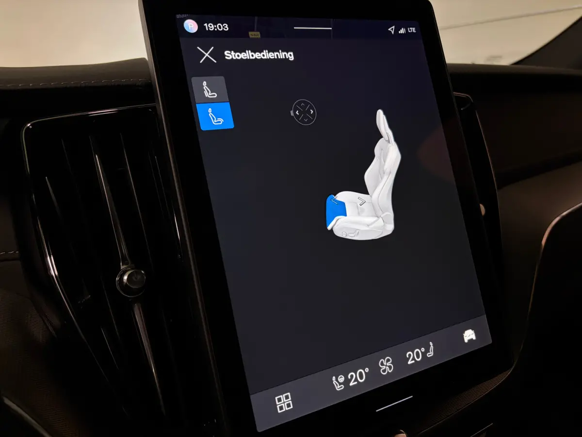 T6 AWD Recharge Ultra Black Edition | MY26 | Luchtvering | Trekhaak | 360 Camera | Head-Up Display | Harman Kardon | Adaptieve Cruise Control | Stoelverwarming voor+achter | Stuurwielverwarm