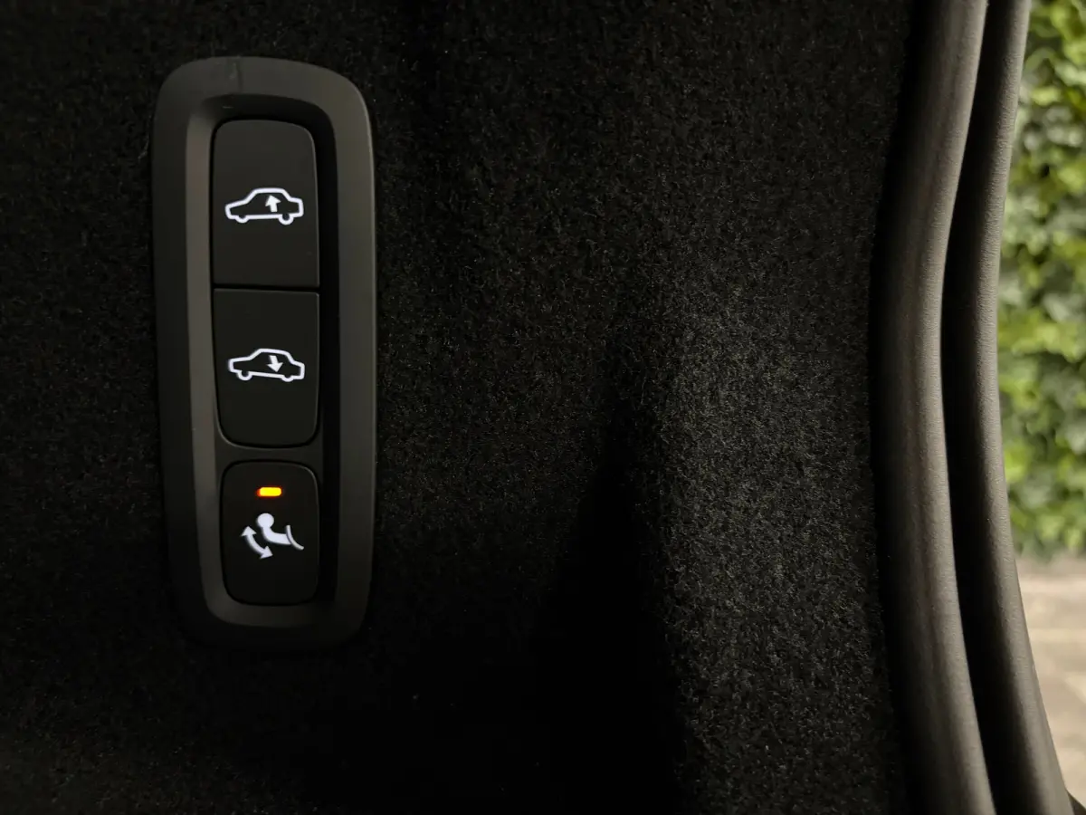 T6 AWD Recharge Ultra Black Edition | MY26 | Luchtvering | Trekhaak | 360 Camera | Head-Up Display | Harman Kardon | Adaptieve Cruise Control | Stoelverwarming voor+achter | Stuurwielverwarm