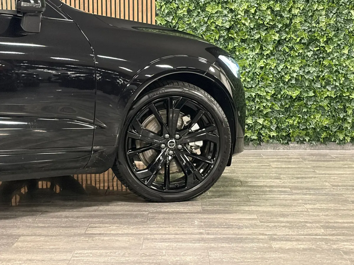 T6 AWD Recharge Ultra Black Edition | MY26 | Luchtvering | Trekhaak | 360 Camera | Head-Up Display | Harman Kardon | Adaptieve Cruise Control | Stoelverwarming voor+achter | Stuurwielverwarm