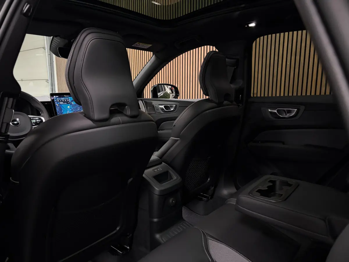 T6 AWD Recharge Ultra Black Edition | MY26 | Luchtvering | Trekhaak | 360 Camera | Head-Up Display | Harman Kardon | Adaptieve Cruise Control | Stoelverwarming voor+achter | Stuurwielverwarm