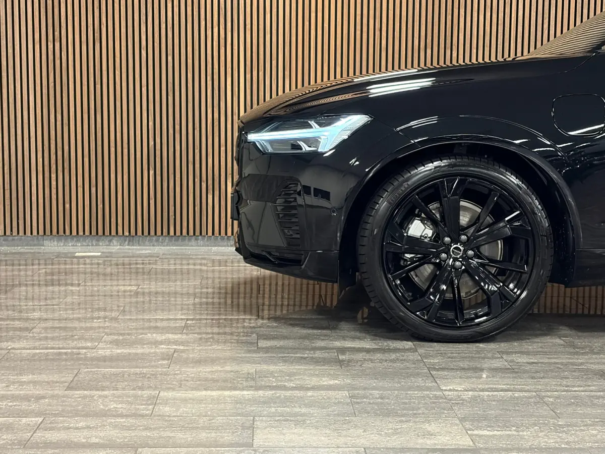 T6 AWD Recharge Ultra Black Edition | MY26 | Luchtvering | Trekhaak | 360 Camera | Head-Up Display | Harman Kardon | Adaptieve Cruise Control | Stoelverwarming voor+achter | Stuurwielverwarm