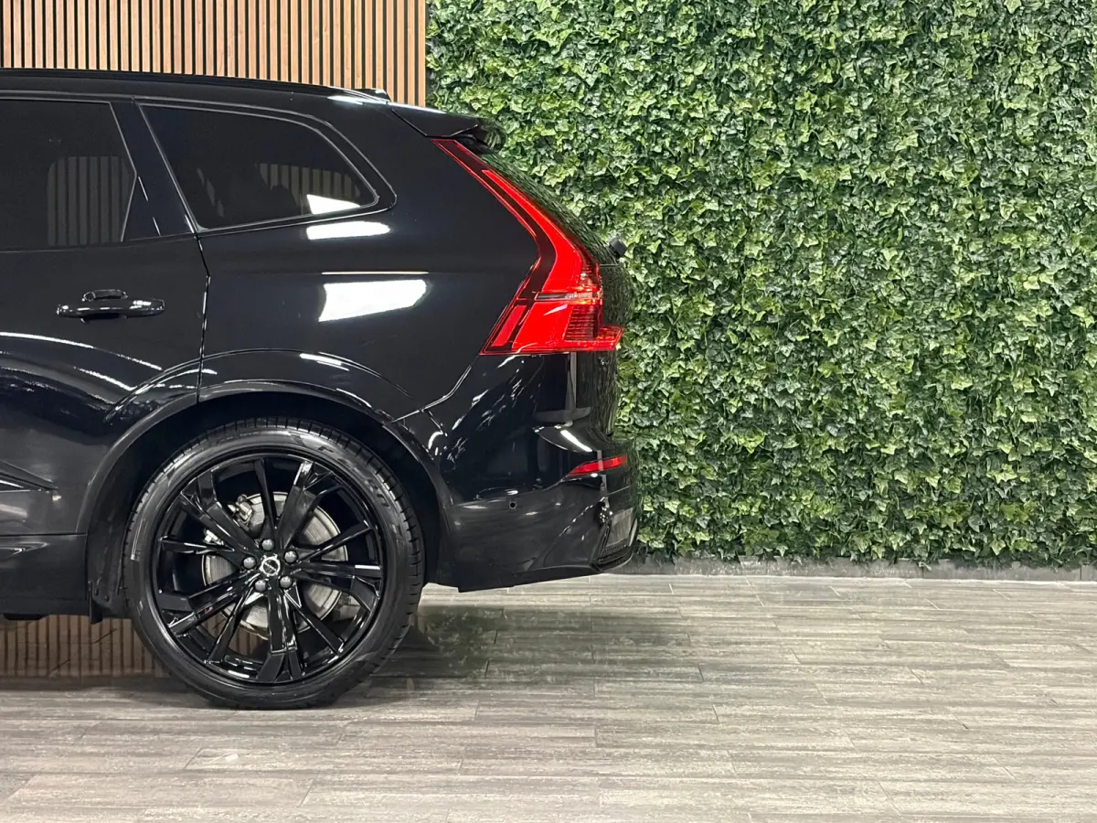 T6 AWD Recharge Ultra Black Edition | MY26 | Luchtvering | Trekhaak | 360 Camera | Head-Up Display | Harman Kardon | Adaptieve Cruise Control | Stoelverwarming voor+achter | Stuurwielverwarm