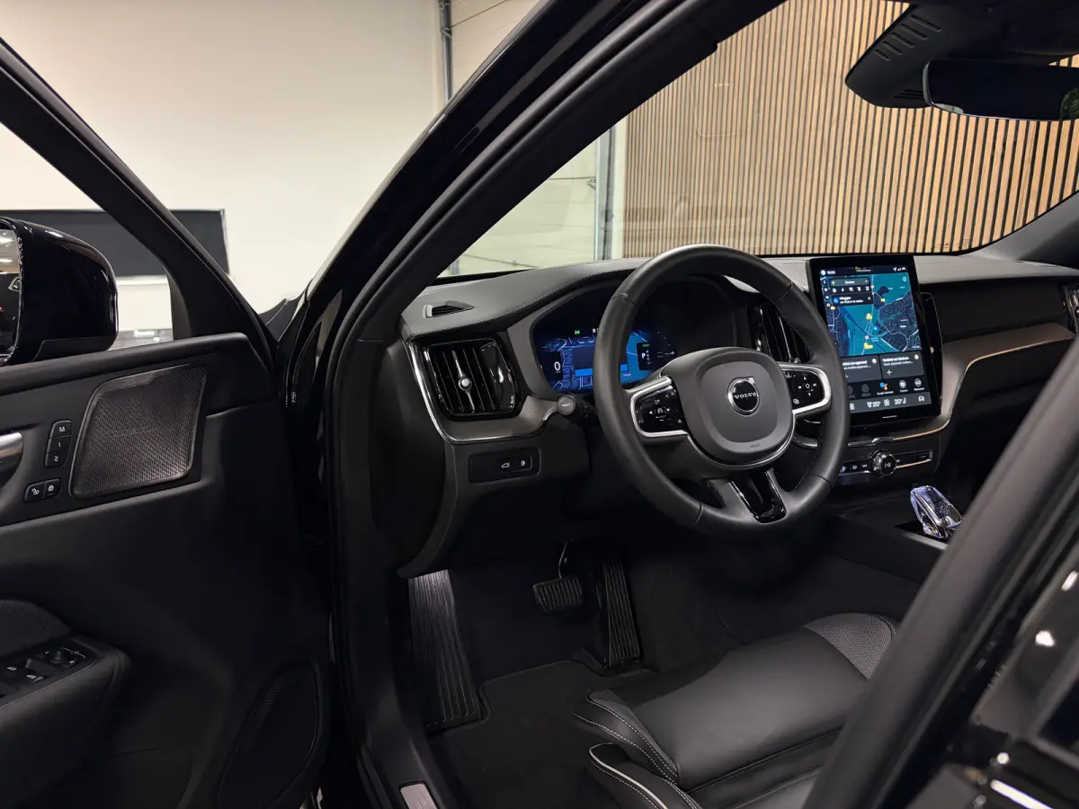 T6 AWD Recharge Ultra Black Edition | MY26 | Luchtvering | Trekhaak | 360 Camera | Head-Up Display | Harman Kardon | Adaptieve Cruise Control | Stoelverwarming voor+achter | Stuurwielverwarm