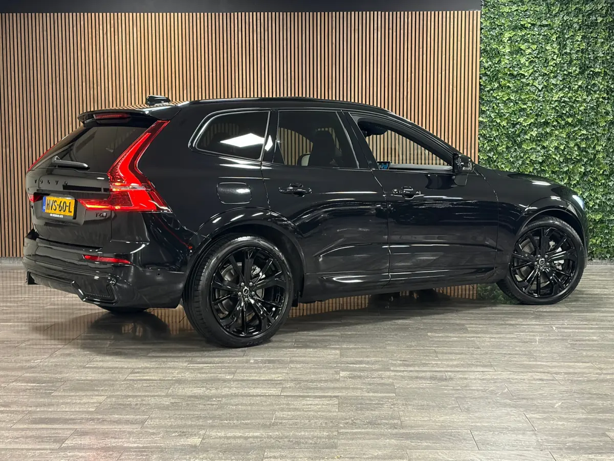 T6 AWD Recharge Ultra Black Edition | MY26 | Luchtvering | Trekhaak | 360 Camera | Head-Up Display | Harman Kardon | Adaptieve Cruise Control | Stoelverwarming voor+achter | Stuurwielverwarm