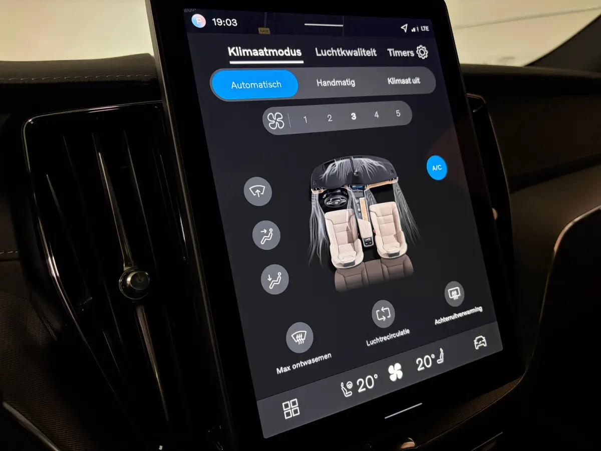 T6 AWD Recharge Ultra Black Edition | MY26 | Luchtvering | Trekhaak | 360 Camera | Head-Up Display | Harman Kardon | Adaptieve Cruise Control | Stoelverwarming voor+achter | Stuurwielverwarm