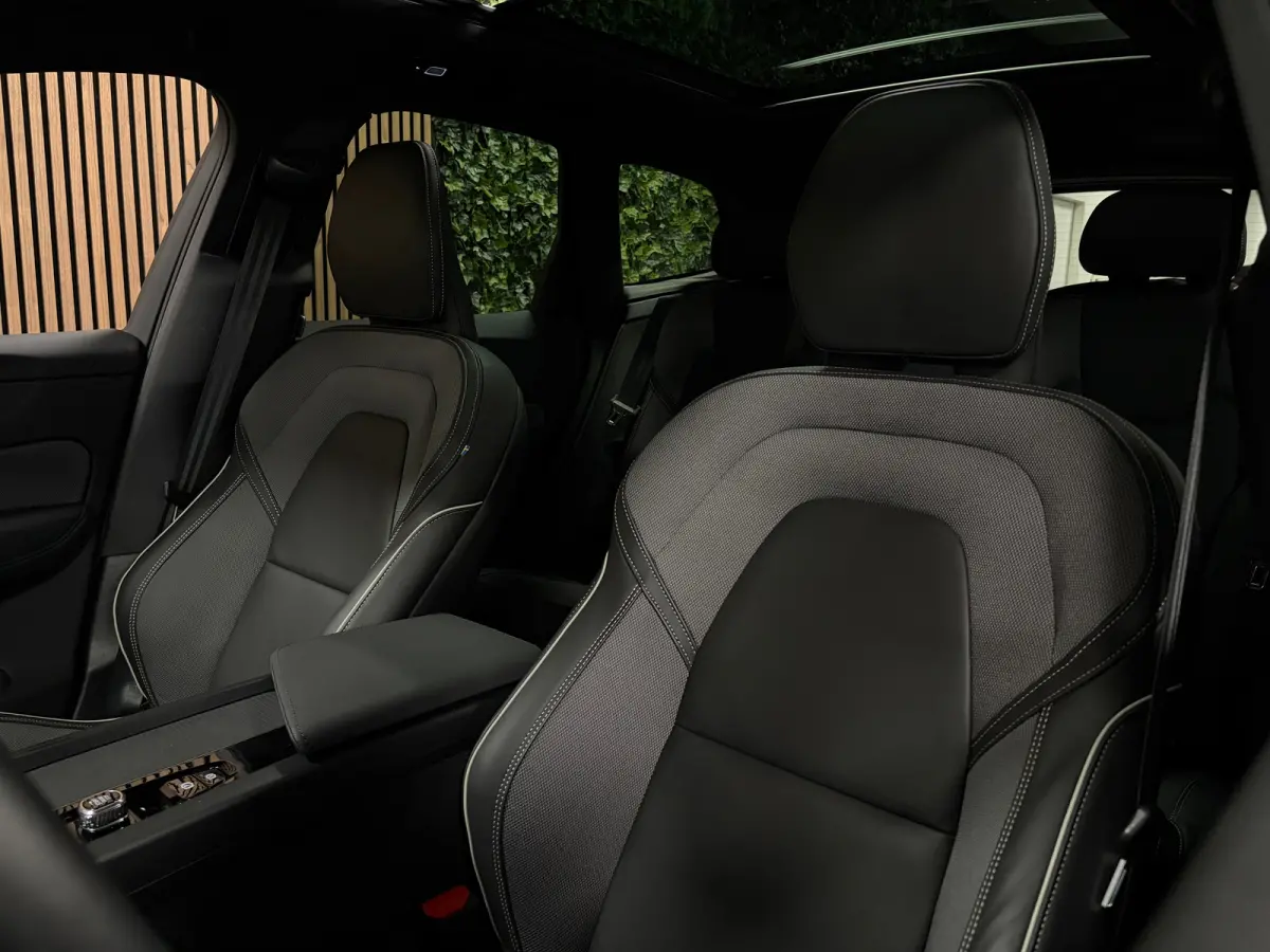 T6 AWD Recharge Ultra Black Edition | MY26 | Luchtvering | Trekhaak | 360 Camera | Head-Up Display | Harman Kardon | Adaptieve Cruise Control | Stoelverwarming voor+achter | Stuurwielverwarm