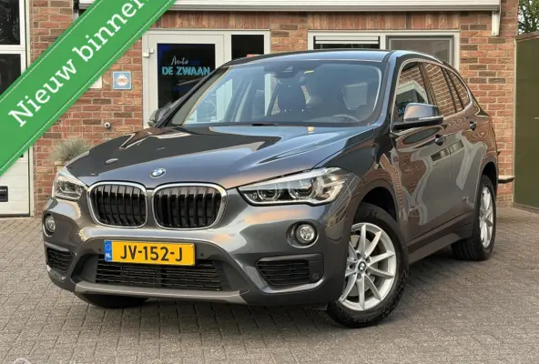 sDrive20i Centennial High Executive|Afneembare Trekhaak|Camera|Stoelverwarming|Sportstoelen.