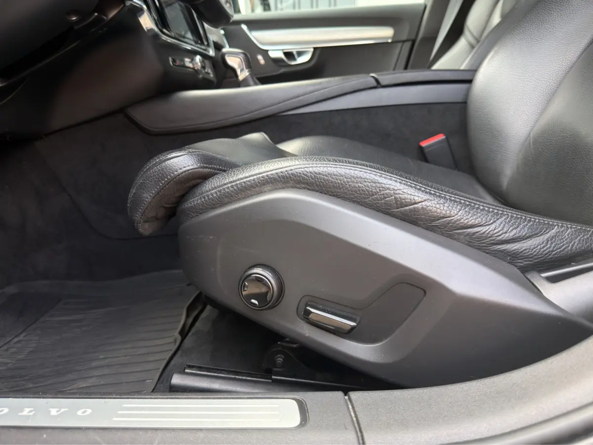 D3 Momentum+ | Leder | Adaptive Cruise | Blis | | Apple Carplay/Android Auto|telefoonintegratie premium | Audio-navigatie full map + hard disk | Buitenspiegel(s) automatisch dimmend