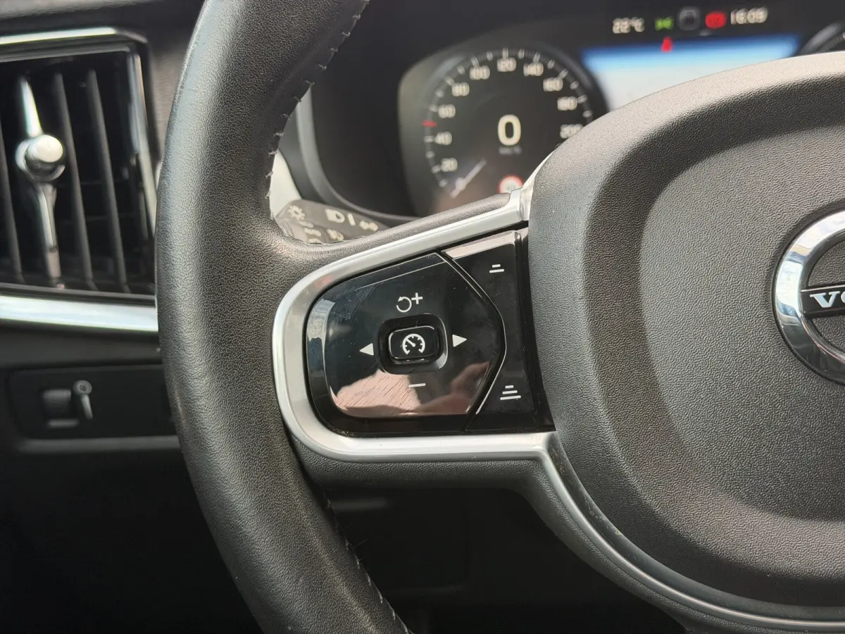 D3 Momentum+ | Leder | Adaptive Cruise | Blis | | Apple Carplay/Android Auto|telefoonintegratie premium | Audio-navigatie full map + hard disk | Buitenspiegel(s) automatisch dimmend