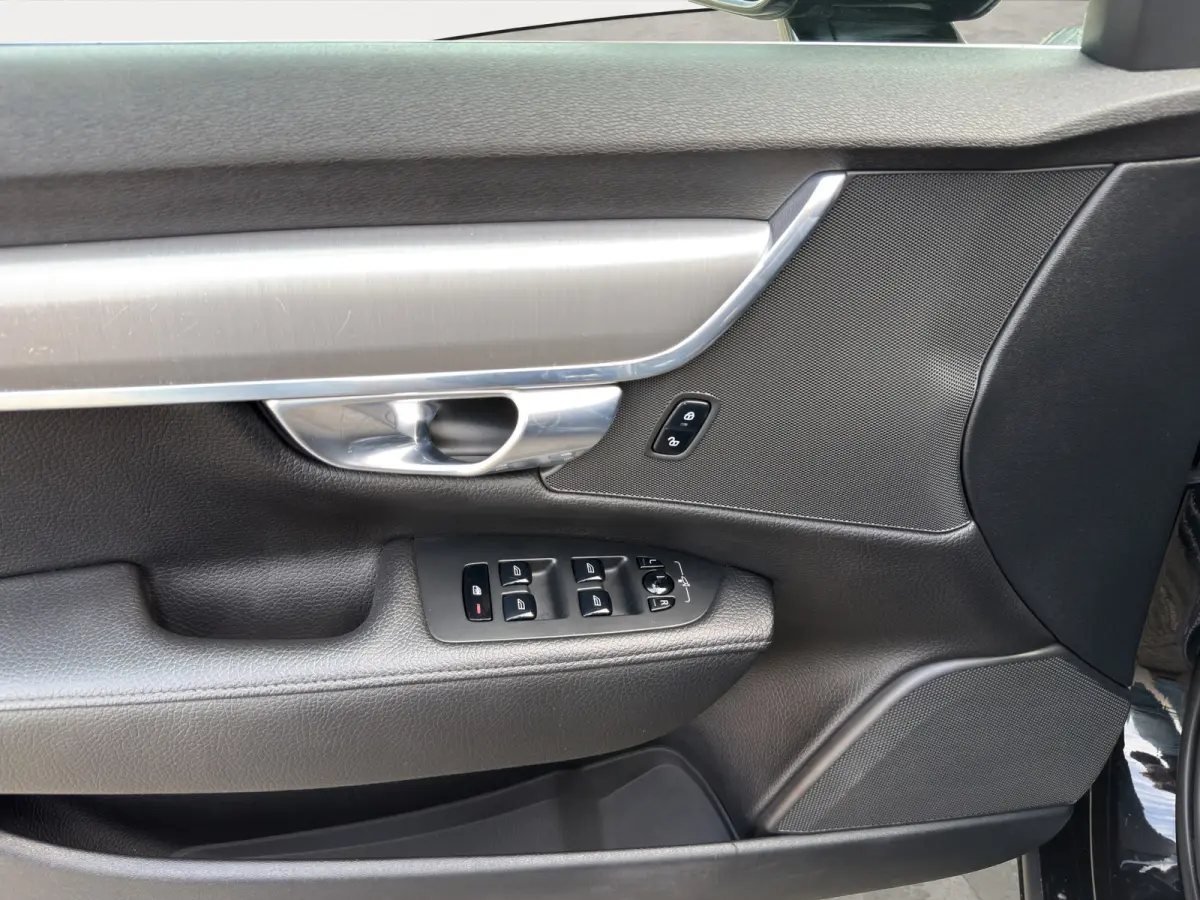 D3 Momentum+ | Leder | Adaptive Cruise | Blis | | Apple Carplay/Android Auto|telefoonintegratie premium | Audio-navigatie full map + hard disk | Buitenspiegel(s) automatisch dimmend