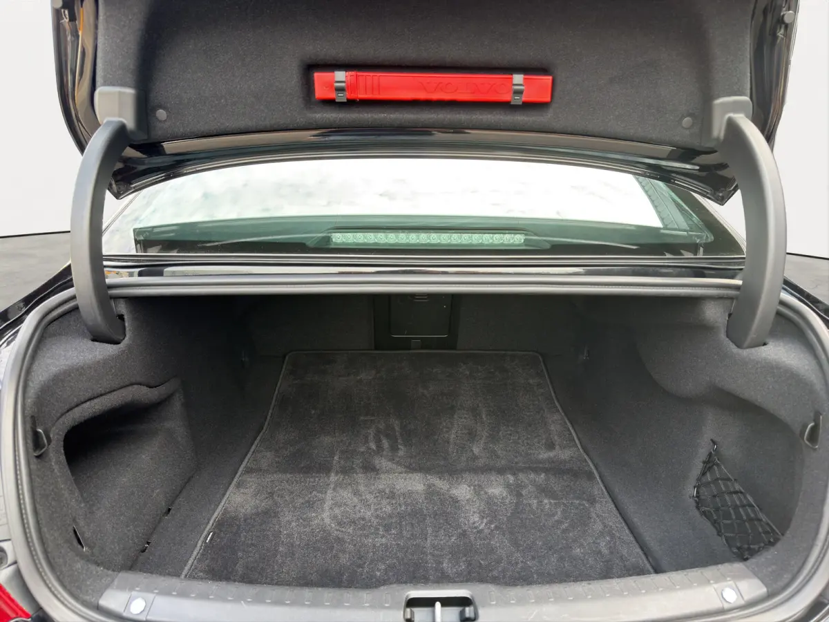 D3 Momentum+ | Leder | Adaptive Cruise | Blis | | Apple Carplay/Android Auto|telefoonintegratie premium | Audio-navigatie full map + hard disk | Buitenspiegel(s) automatisch dimmend