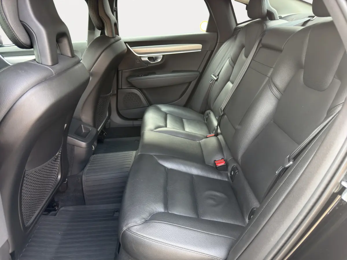 D3 Momentum+ | Leder | Adaptive Cruise | Blis | | Apple Carplay/Android Auto|telefoonintegratie premium | Audio-navigatie full map + hard disk | Buitenspiegel(s) automatisch dimmend