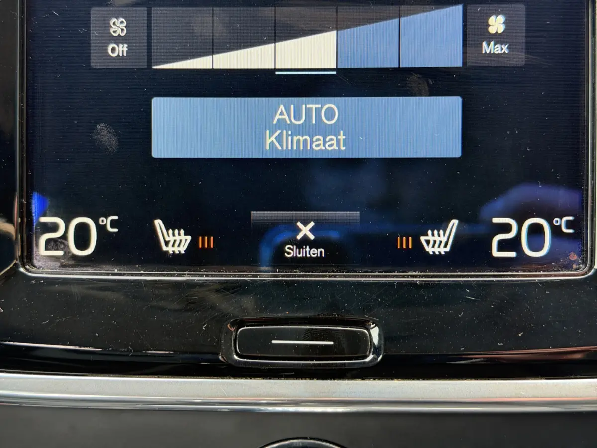 D3 Momentum+ | Leder | Adaptive Cruise | Blis | | Apple Carplay/Android Auto|telefoonintegratie premium | Audio-navigatie full map + hard disk | Buitenspiegel(s) automatisch dimmend