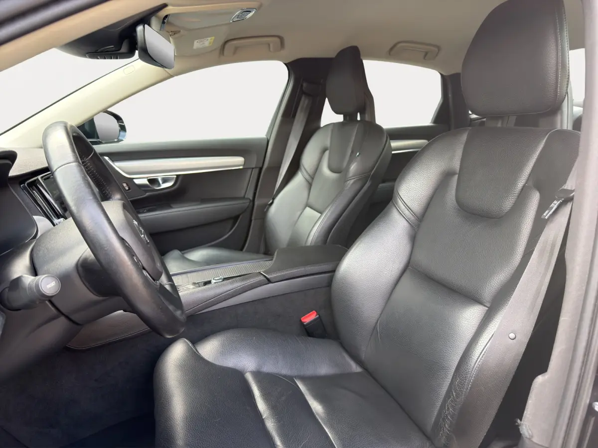 D3 Momentum+ | Leder | Adaptive Cruise | Blis | | Apple Carplay/Android Auto|telefoonintegratie premium | Audio-navigatie full map + hard disk | Buitenspiegel(s) automatisch dimmend