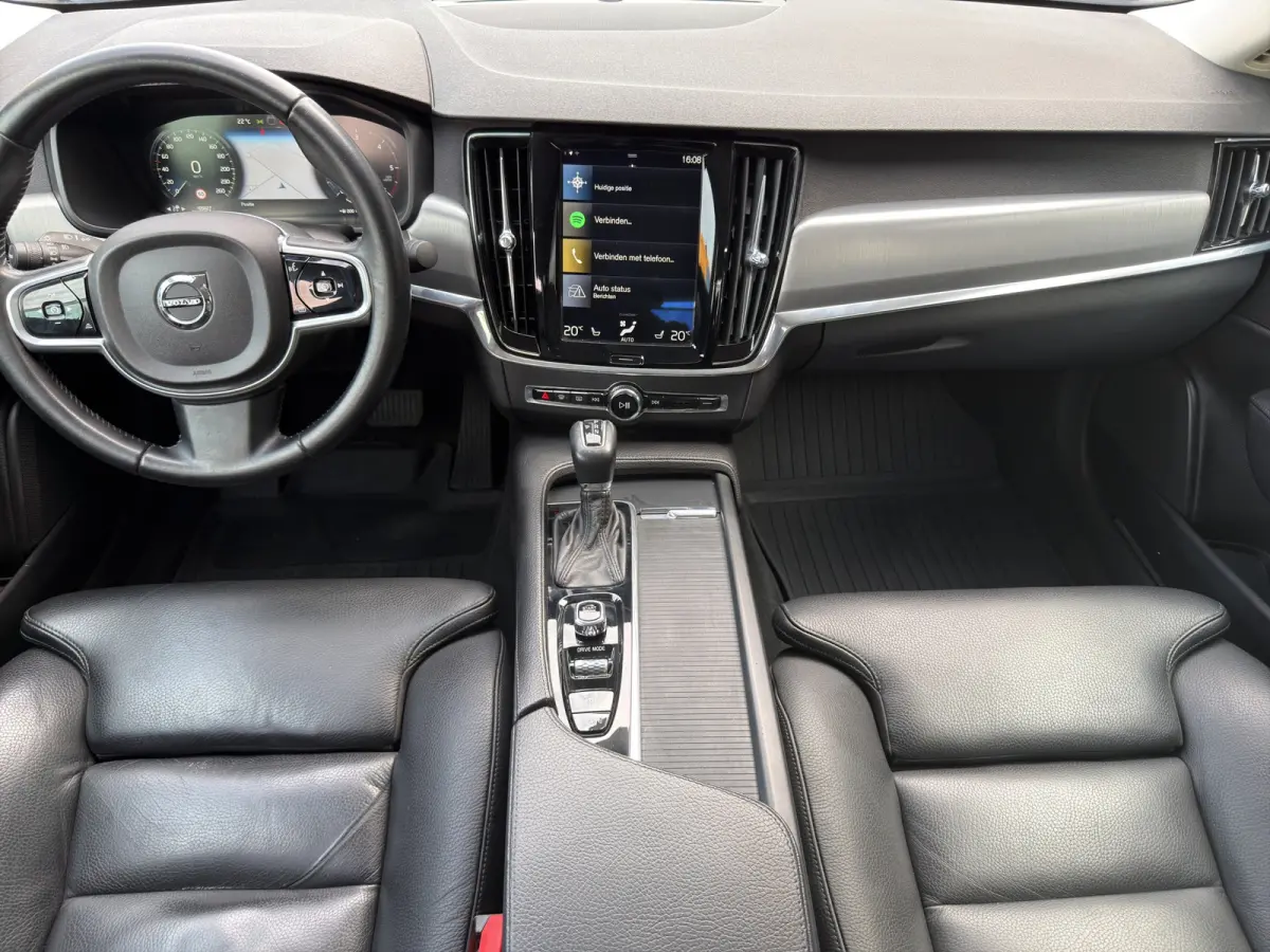 D3 Momentum+ | Leder | Adaptive Cruise | Blis | | Apple Carplay/Android Auto|telefoonintegratie premium | Audio-navigatie full map + hard disk | Buitenspiegel(s) automatisch dimmend