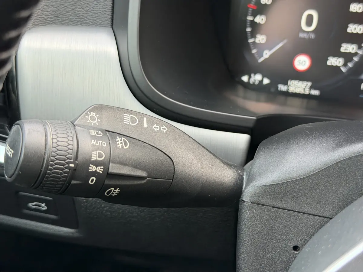 D3 Momentum+ | Leder | Adaptive Cruise | Blis | | Apple Carplay/Android Auto|telefoonintegratie premium | Audio-navigatie full map + hard disk | Buitenspiegel(s) automatisch dimmend