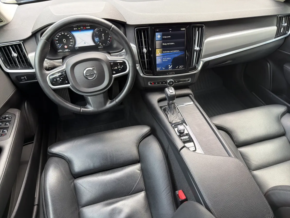 D3 Momentum+ | Leder | Adaptive Cruise | Blis | | Apple Carplay/Android Auto|telefoonintegratie premium | Audio-navigatie full map + hard disk | Buitenspiegel(s) automatisch dimmend