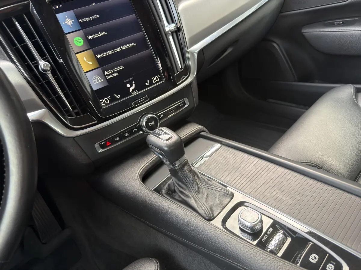 D3 Momentum+ | Leder | Adaptive Cruise | Blis | | Apple Carplay/Android Auto|telefoonintegratie premium | Audio-navigatie full map + hard disk | Buitenspiegel(s) automatisch dimmend