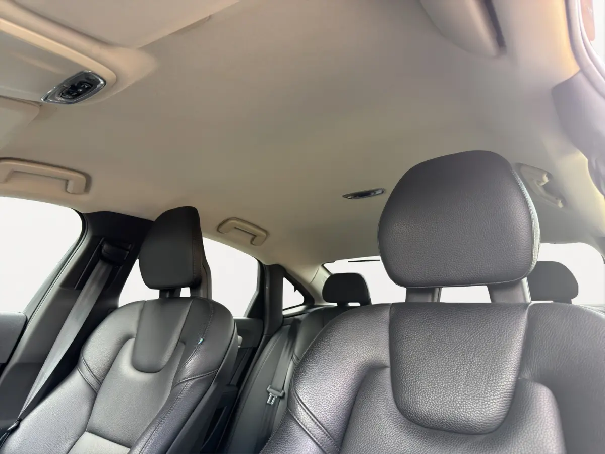 D3 Momentum+ | Leder | Adaptive Cruise | Blis | | Apple Carplay/Android Auto|telefoonintegratie premium | Audio-navigatie full map + hard disk | Buitenspiegel(s) automatisch dimmend