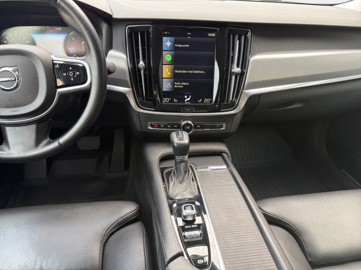 D3 Momentum+ | Leder | Adaptive Cruise | Blis | | Apple Carplay/Android Auto|telefoonintegratie premium | Audio-navigatie full map + hard disk | Buitenspiegel(s) automatisch dimmend