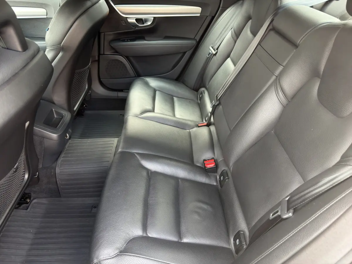 D3 Momentum+ | Leder | Adaptive Cruise | Blis | | Apple Carplay/Android Auto|telefoonintegratie premium | Audio-navigatie full map + hard disk | Buitenspiegel(s) automatisch dimmend