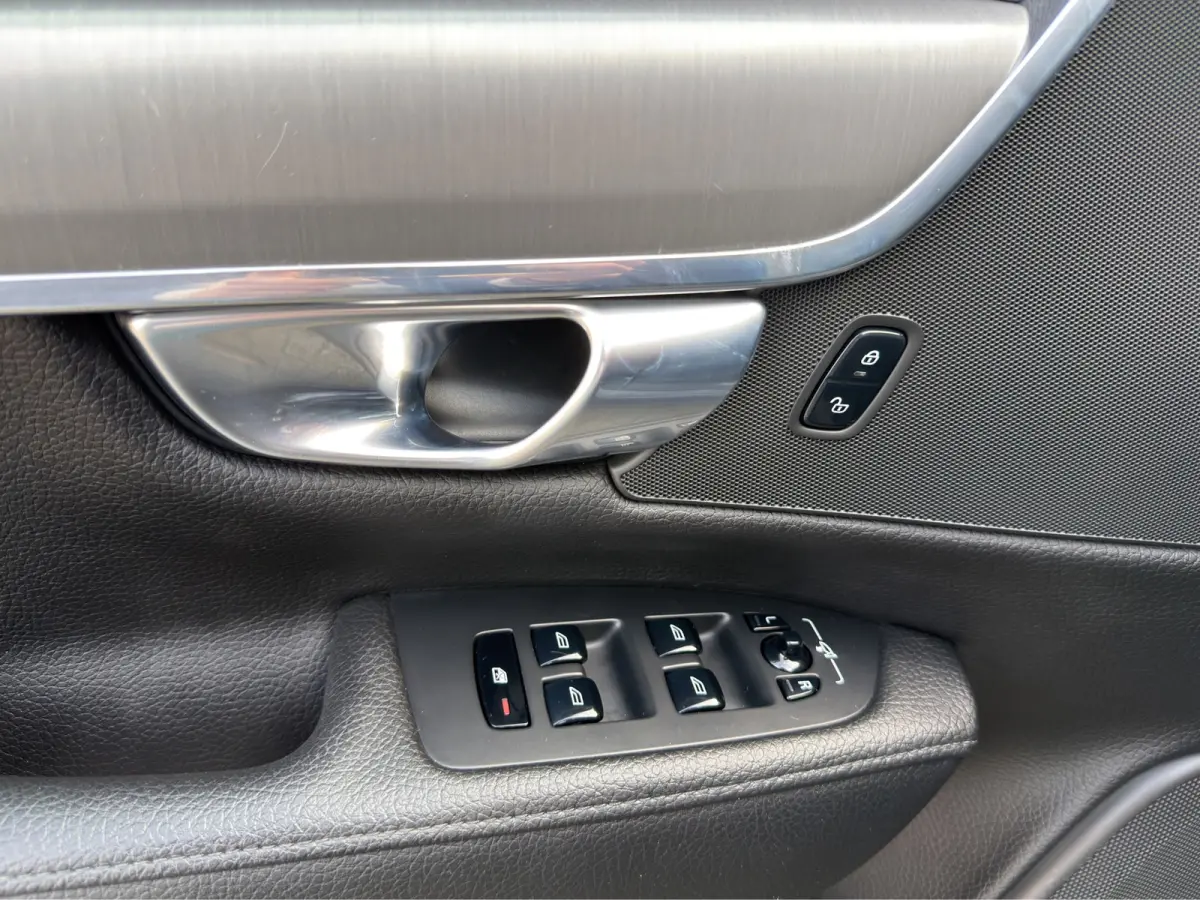 D3 Momentum+ | Leder | Adaptive Cruise | Blis | | Apple Carplay/Android Auto|telefoonintegratie premium | Audio-navigatie full map + hard disk | Buitenspiegel(s) automatisch dimmend