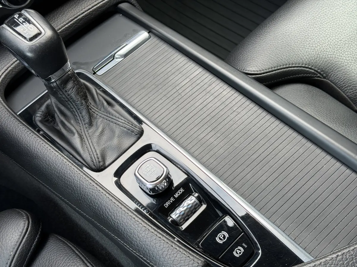 D3 Momentum+ | Leder | Adaptive Cruise | Blis | | Apple Carplay/Android Auto|telefoonintegratie premium | Audio-navigatie full map + hard disk | Buitenspiegel(s) automatisch dimmend