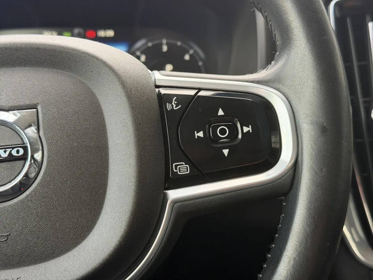 D3 Momentum+ | Leder | Adaptive Cruise | Blis | | Apple Carplay/Android Auto|telefoonintegratie premium | Audio-navigatie full map + hard disk | Buitenspiegel(s) automatisch dimmend