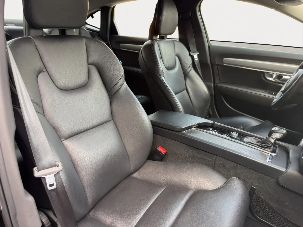 D3 Momentum+ | Leder | Adaptive Cruise | Blis | | Apple Carplay/Android Auto|telefoonintegratie premium | Audio-navigatie full map + hard disk | Buitenspiegel(s) automatisch dimmend