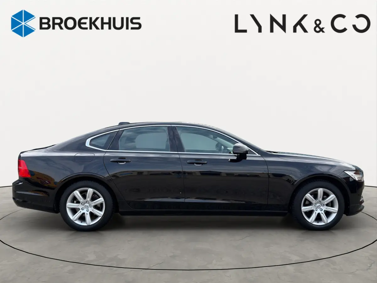 D3 Momentum+ | Leder | Adaptive Cruise | Blis | | Apple Carplay/Android Auto|telefoonintegratie premium | Audio-navigatie full map + hard disk | Buitenspiegel(s) automatisch dimmend