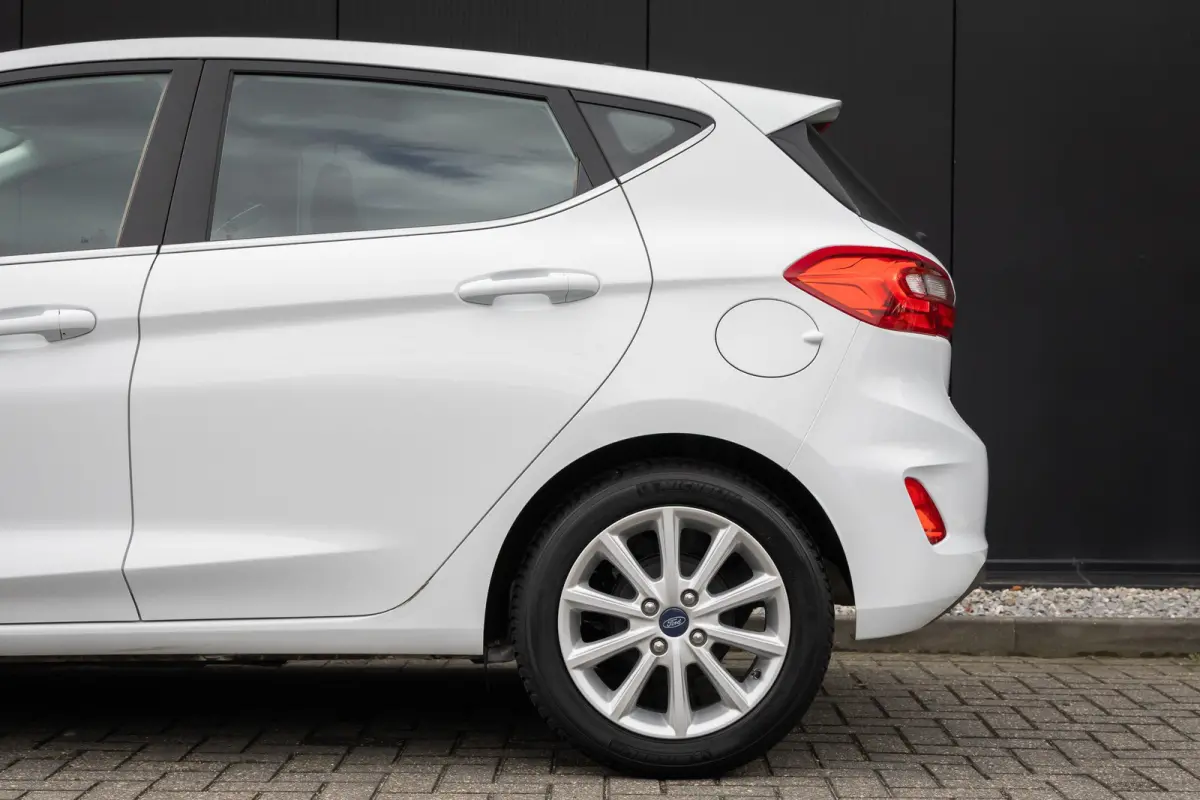 1.0 EcoBoost Titanium | 100% dealer onderhouden | Navigatie incl. bluetooth | Cruise control | Climate controle | DAB - audio