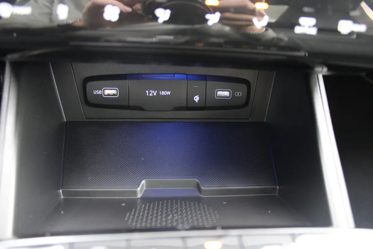 1.6 T-GDI 265pk PHEV Premium Sky 4WD | Schuifkanteldak | 360 camera | Lederen bekleding | | Achterbank verwarmd | Achteruitrij assistent | Airco (automatisch)