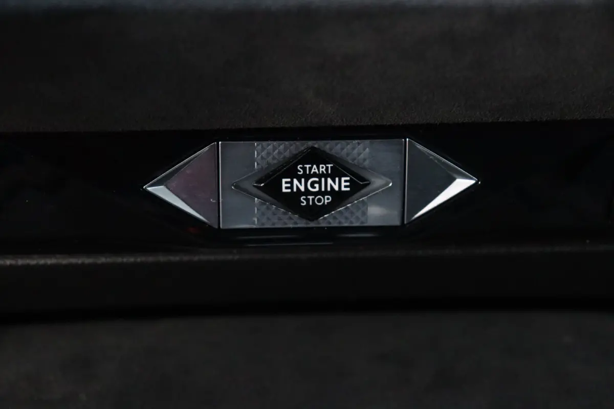 1.6 E-TENSE 225PK PERFORMANCE LINE AUTOMAAT / NAVI / LEDER / CLIMA / FULL-LED / PDC / 19" LMV / CAMERA / KEYLESS / BLUETOOTH / CRUISECONTROL !!
