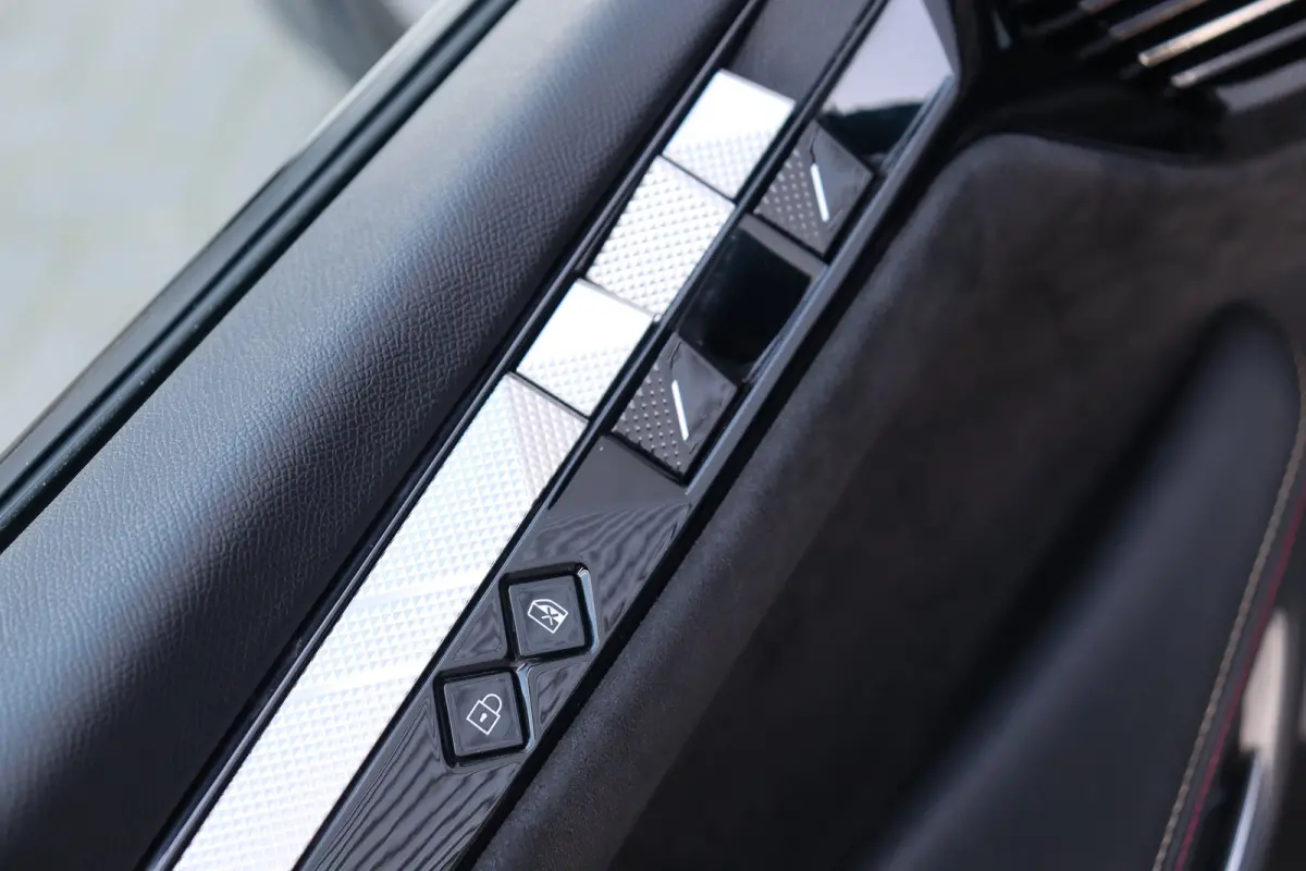 1.6 E-TENSE 225PK PERFORMANCE LINE AUTOMAAT / NAVI / LEDER / CLIMA / FULL-LED / PDC / 19" LMV / CAMERA / KEYLESS / BLUETOOTH / CRUISECONTROL !!