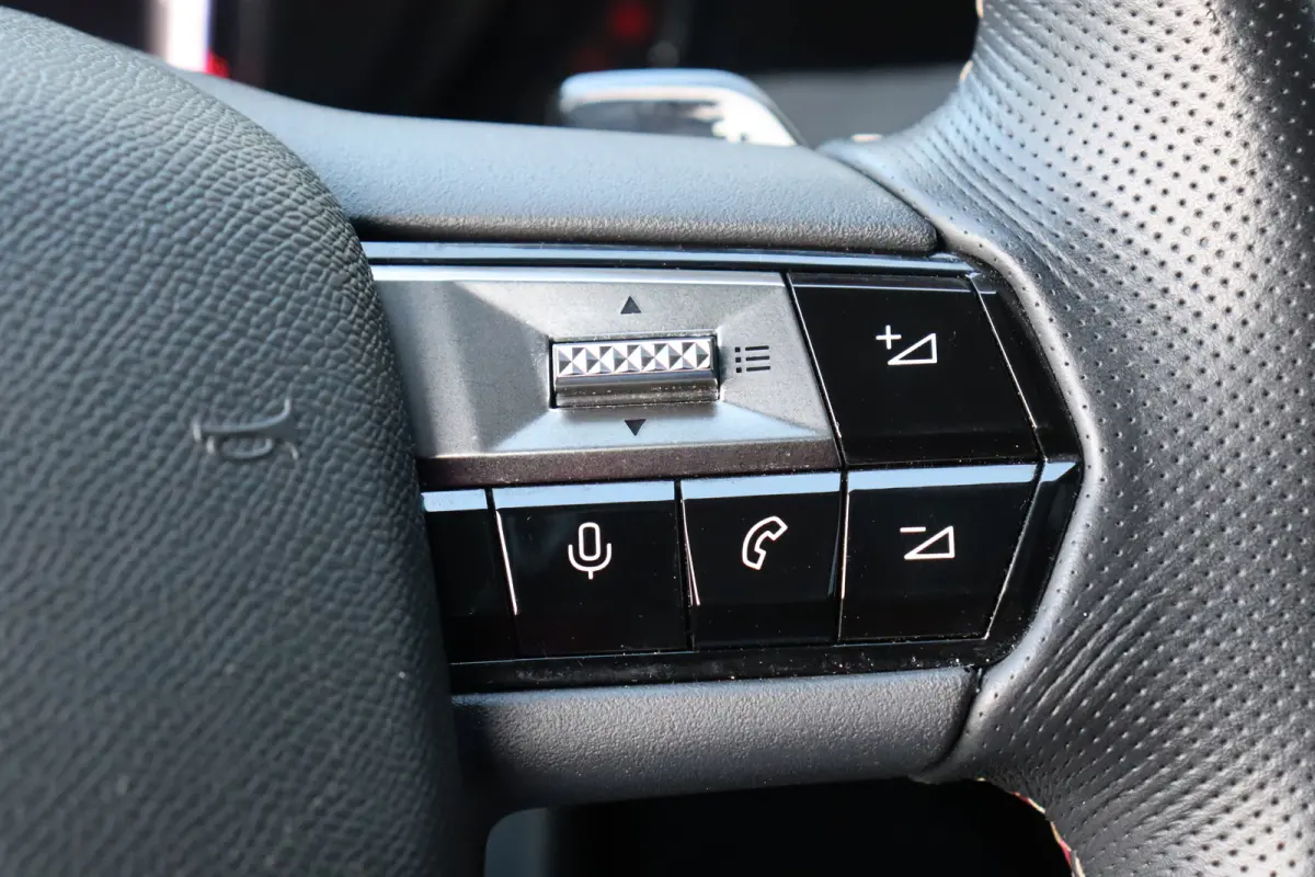 1.6 E-TENSE 225PK PERFORMANCE LINE AUTOMAAT / NAVI / LEDER / CLIMA / FULL-LED / PDC / 19" LMV / CAMERA / KEYLESS / BLUETOOTH / CRUISECONTROL !!
