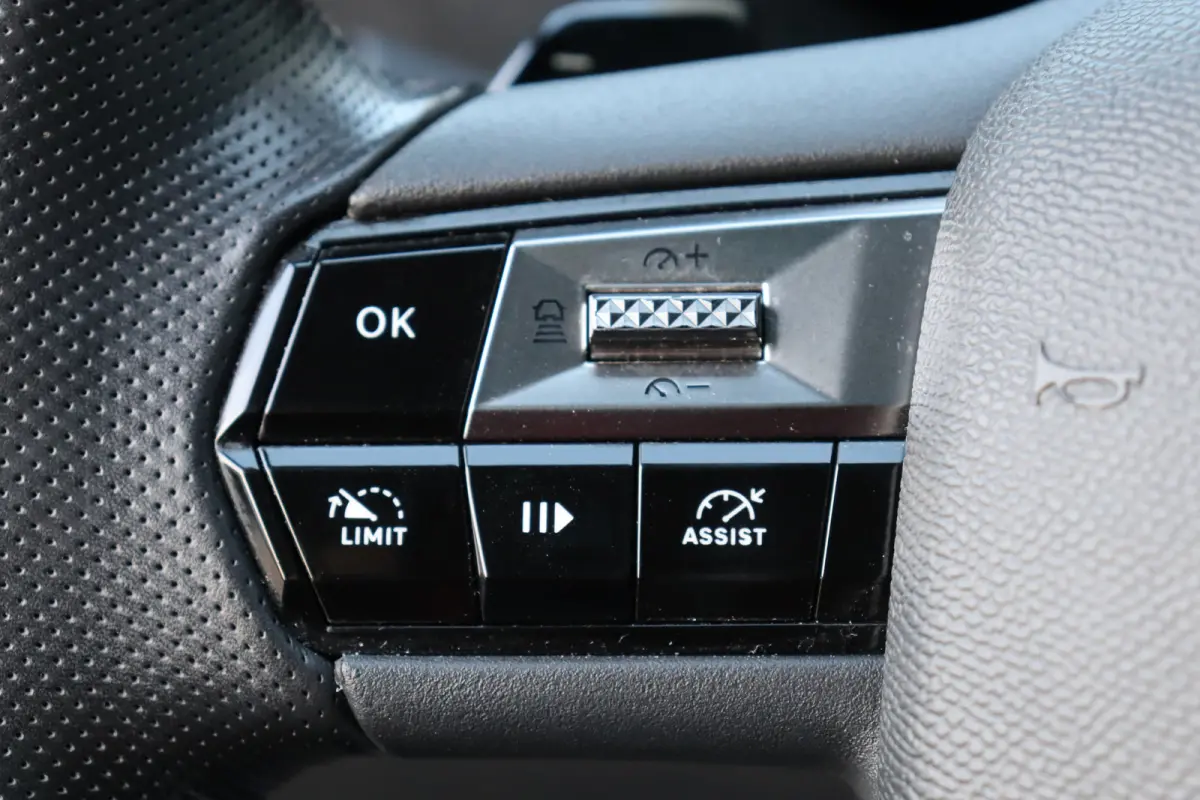 1.6 E-TENSE 225PK PERFORMANCE LINE AUTOMAAT / NAVI / LEDER / CLIMA / FULL-LED / PDC / 19" LMV / CAMERA / KEYLESS / BLUETOOTH / CRUISECONTROL !!