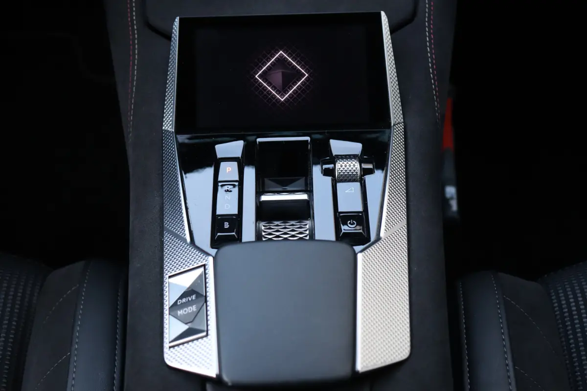 1.6 E-TENSE 225PK PERFORMANCE LINE AUTOMAAT / NAVI / LEDER / CLIMA / FULL-LED / PDC / 19" LMV / CAMERA / KEYLESS / BLUETOOTH / CRUISECONTROL !!