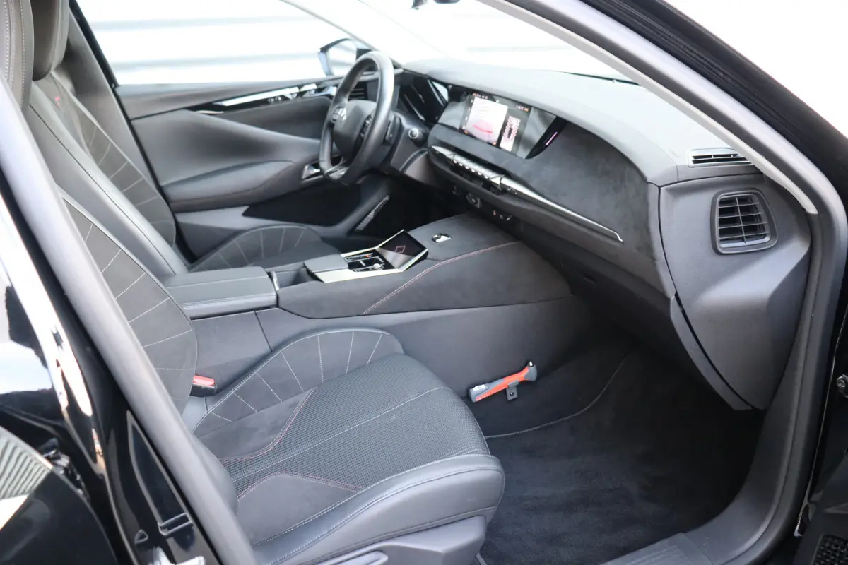 1.6 E-TENSE 225PK PERFORMANCE LINE AUTOMAAT / NAVI / LEDER / CLIMA / FULL-LED / PDC / 19" LMV / CAMERA / KEYLESS / BLUETOOTH / CRUISECONTROL !!