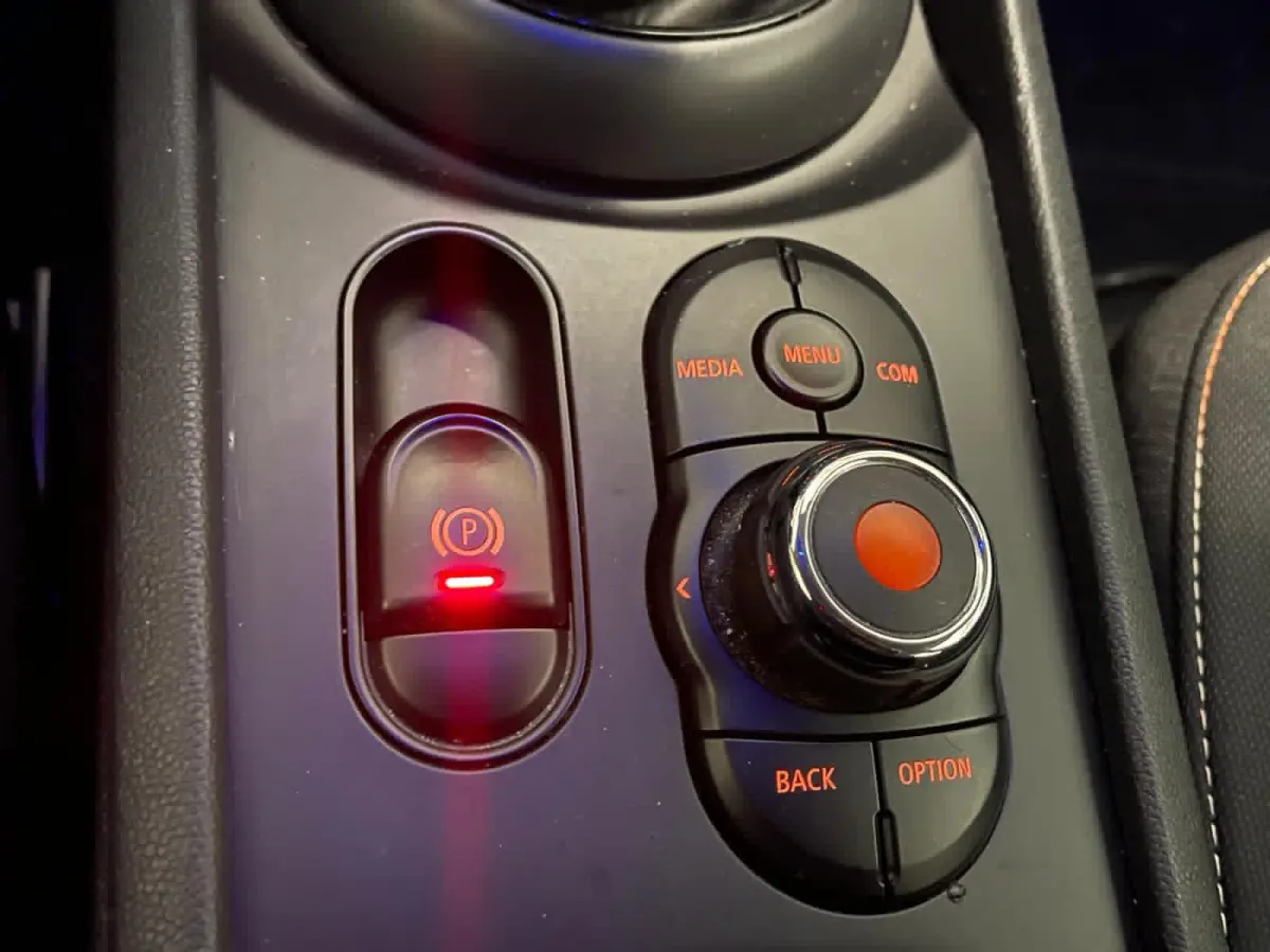 Mini 1.5 One Chili 17" Lichtmetaal | Climate Control | All Season Banden | Centrale Vegrendeling | Airco (automatisch) | Buitenspiegels elektrisch verstel- en verwarmbaar | Dakspoiler