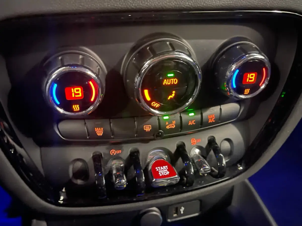 Mini 1.5 One Chili 17" Lichtmetaal | Climate Control | All Season Banden | Centrale Vegrendeling | Airco (automatisch) | Buitenspiegels elektrisch verstel- en verwarmbaar | Dakspoiler